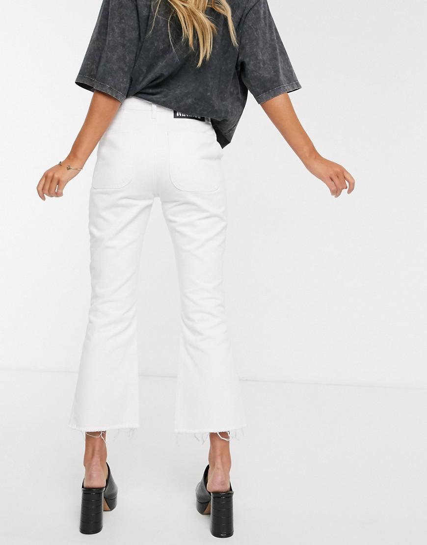 białe spodnie jeans 