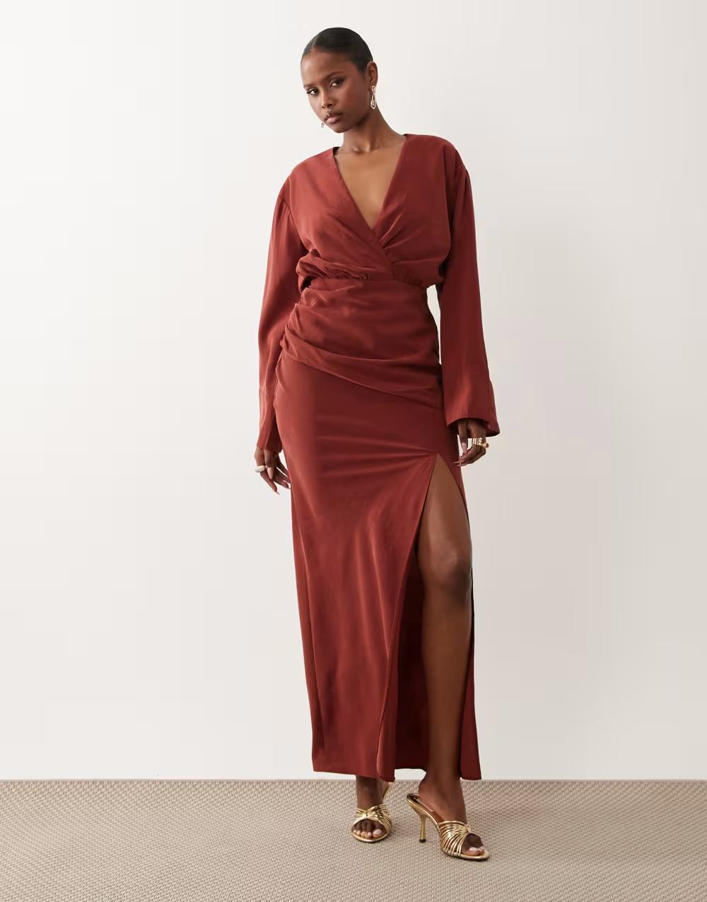 czerwona maxi sukienka długi rękaw v-neck