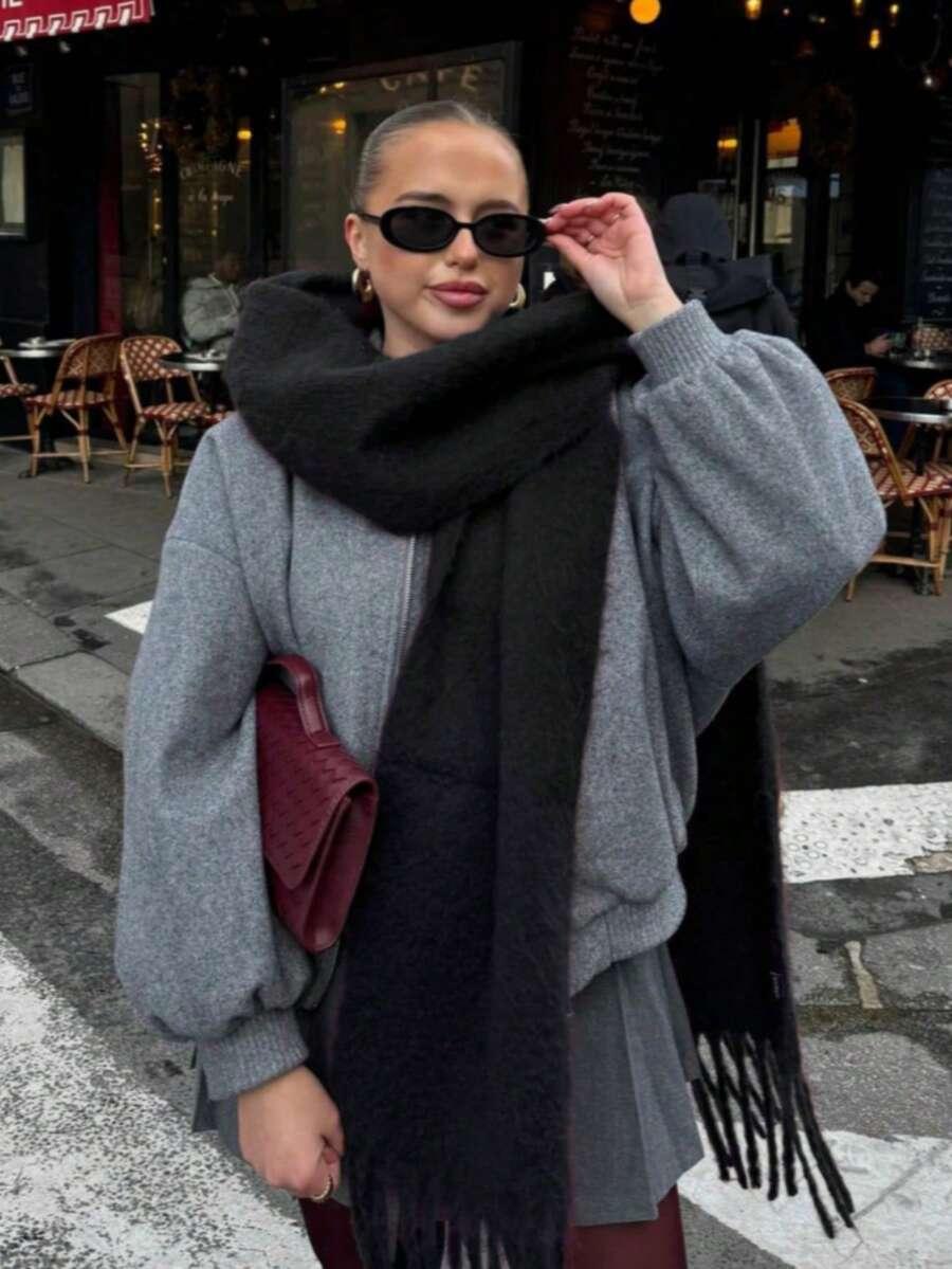 czarny szalik frędzle