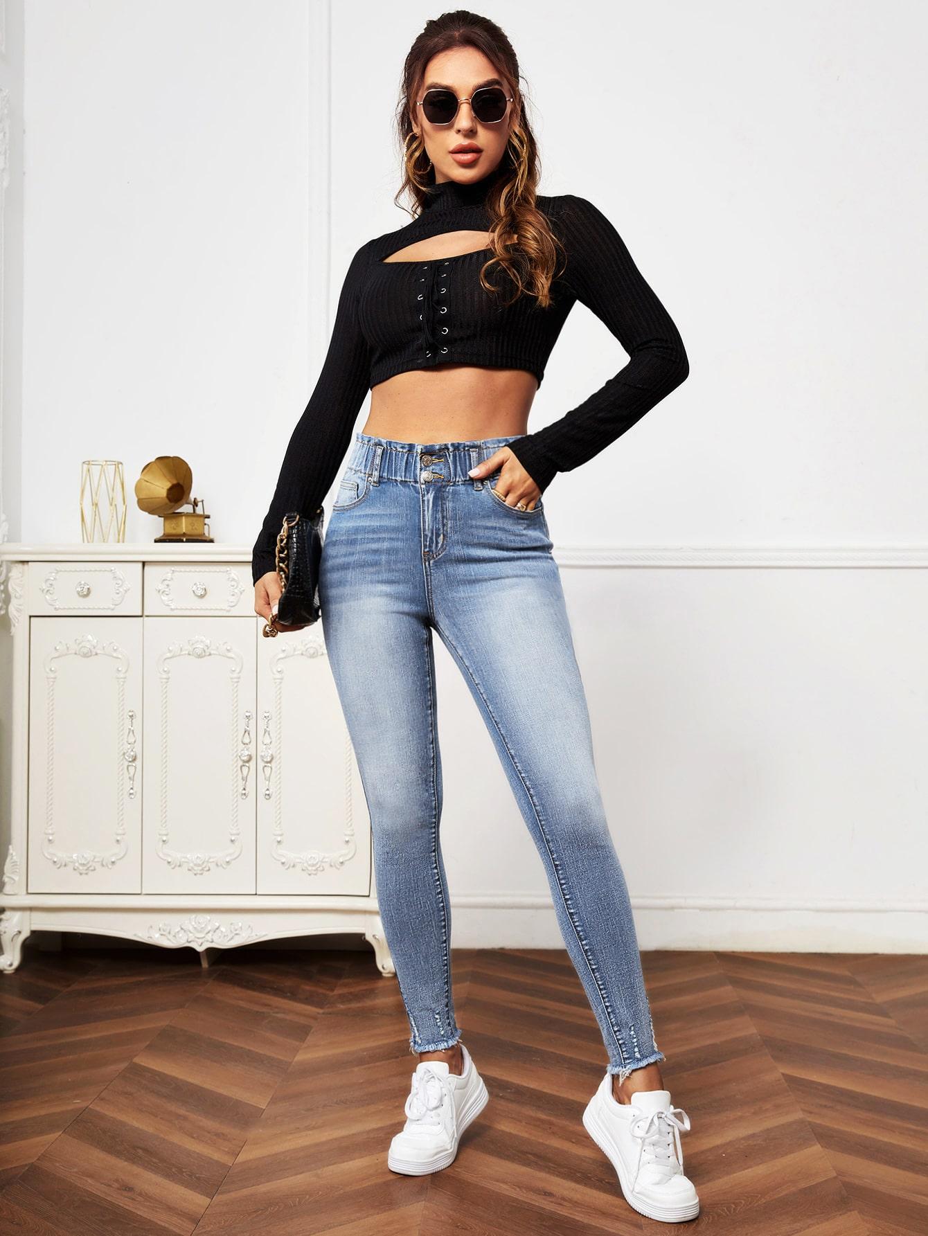 niebieskie spodnie jeans 