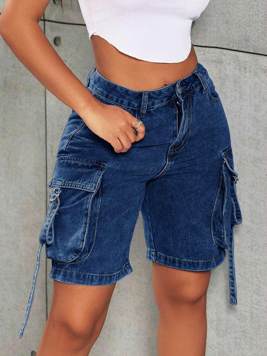 niebieskie spodenki jeans