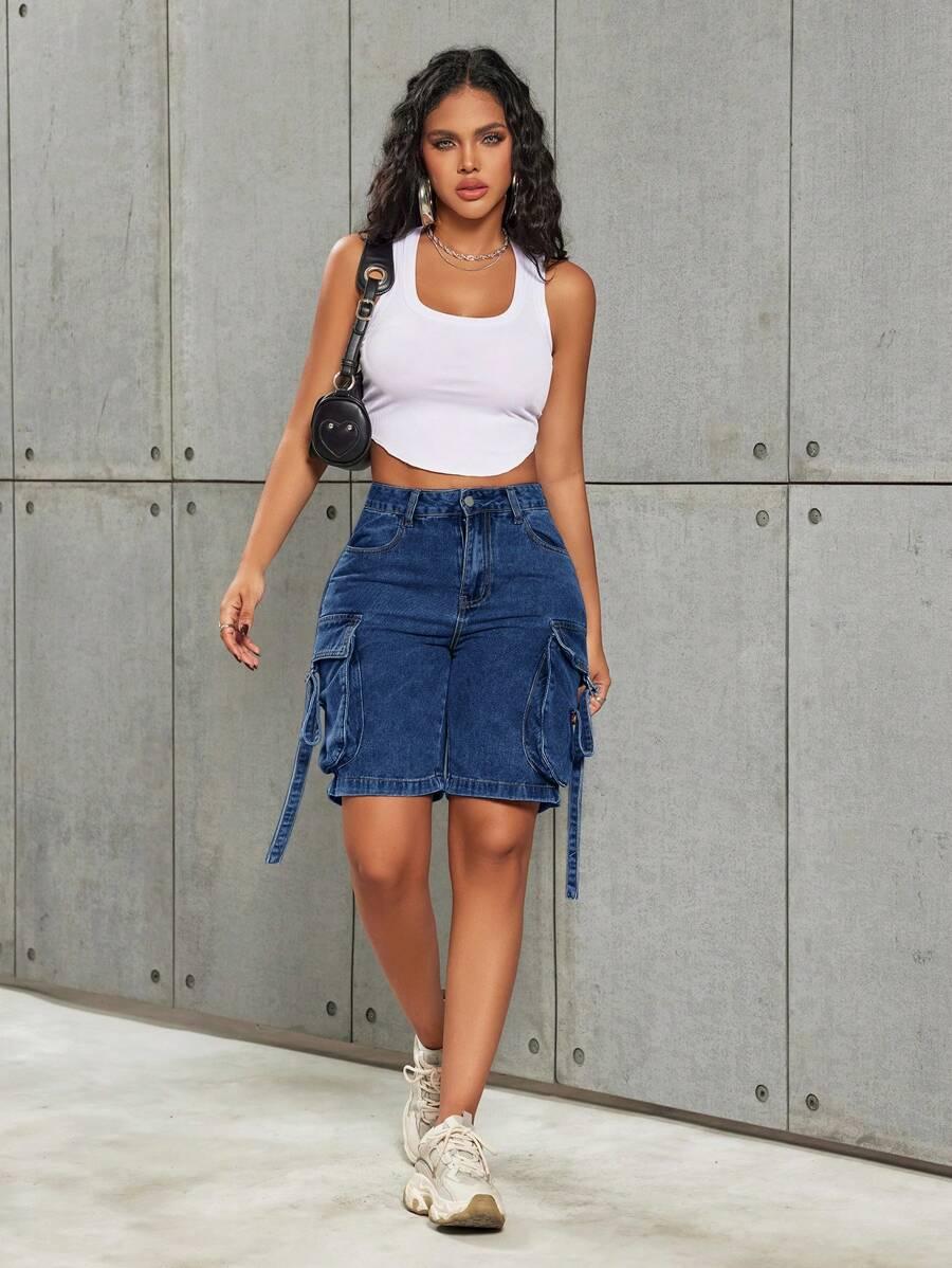 niebieskie spodenki jeans