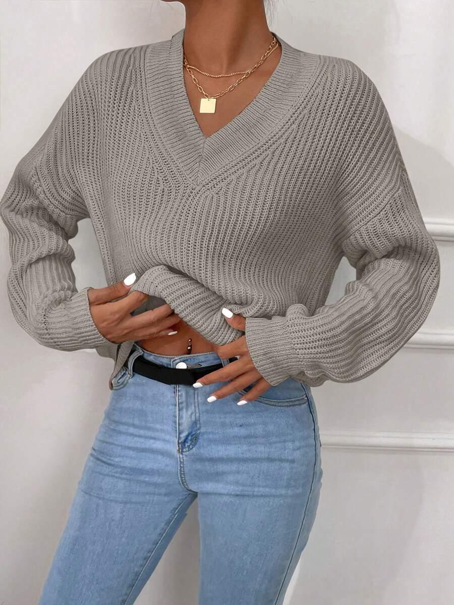 SWETER Z DEKOLTEM W SEREK
