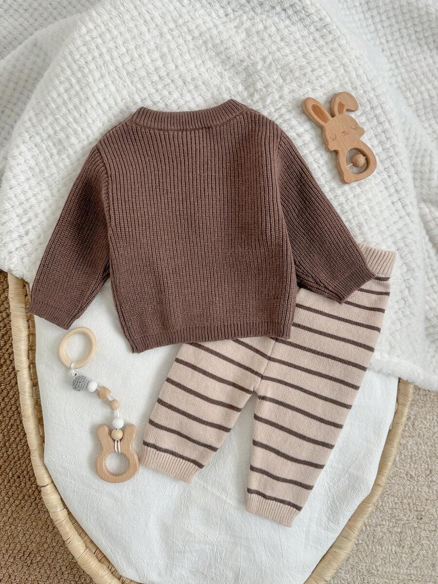 komplet sweter spodnie wzór paski 