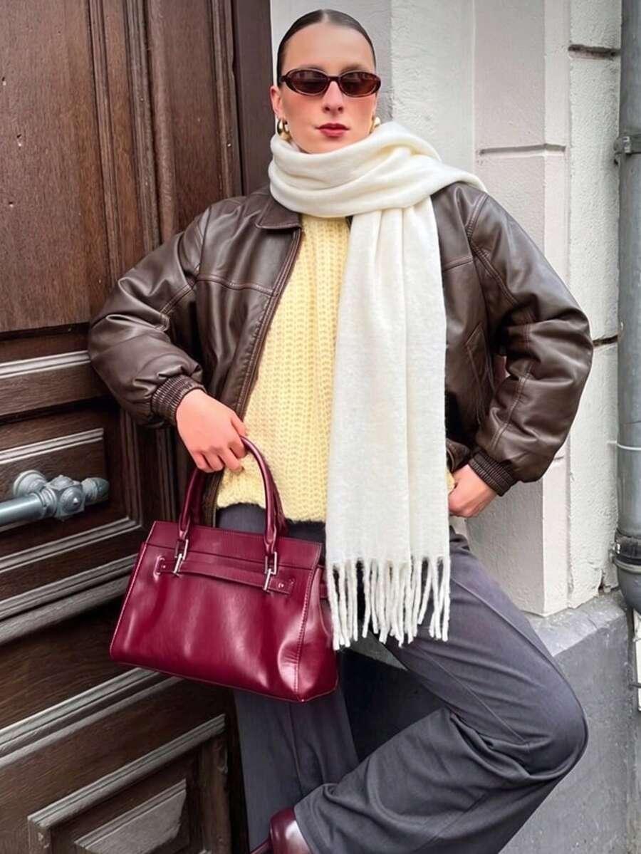 biały szalik frędzle