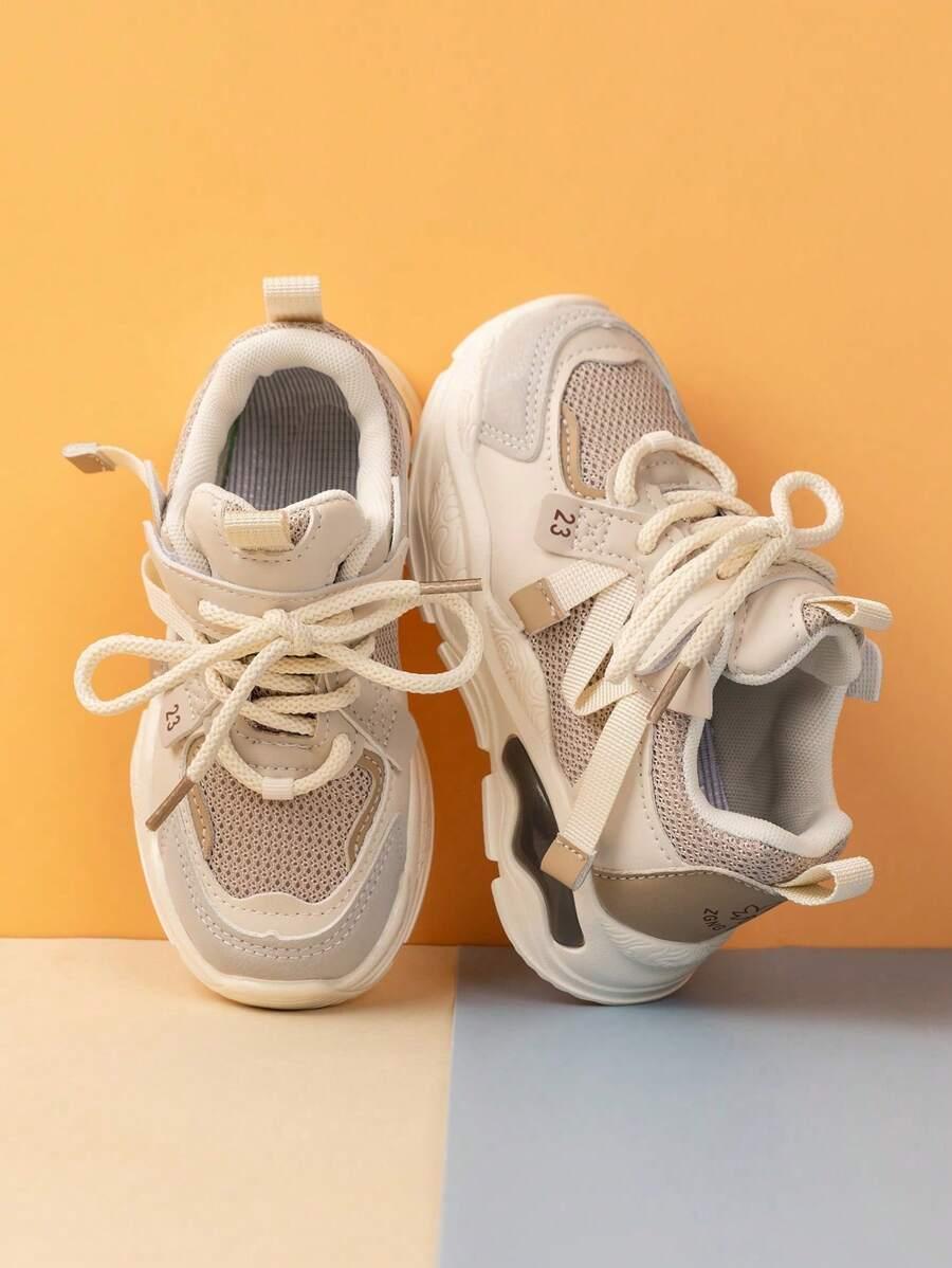 sznurowane buty sportowe