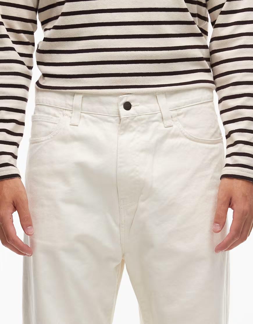 beżowe spodnie jeans