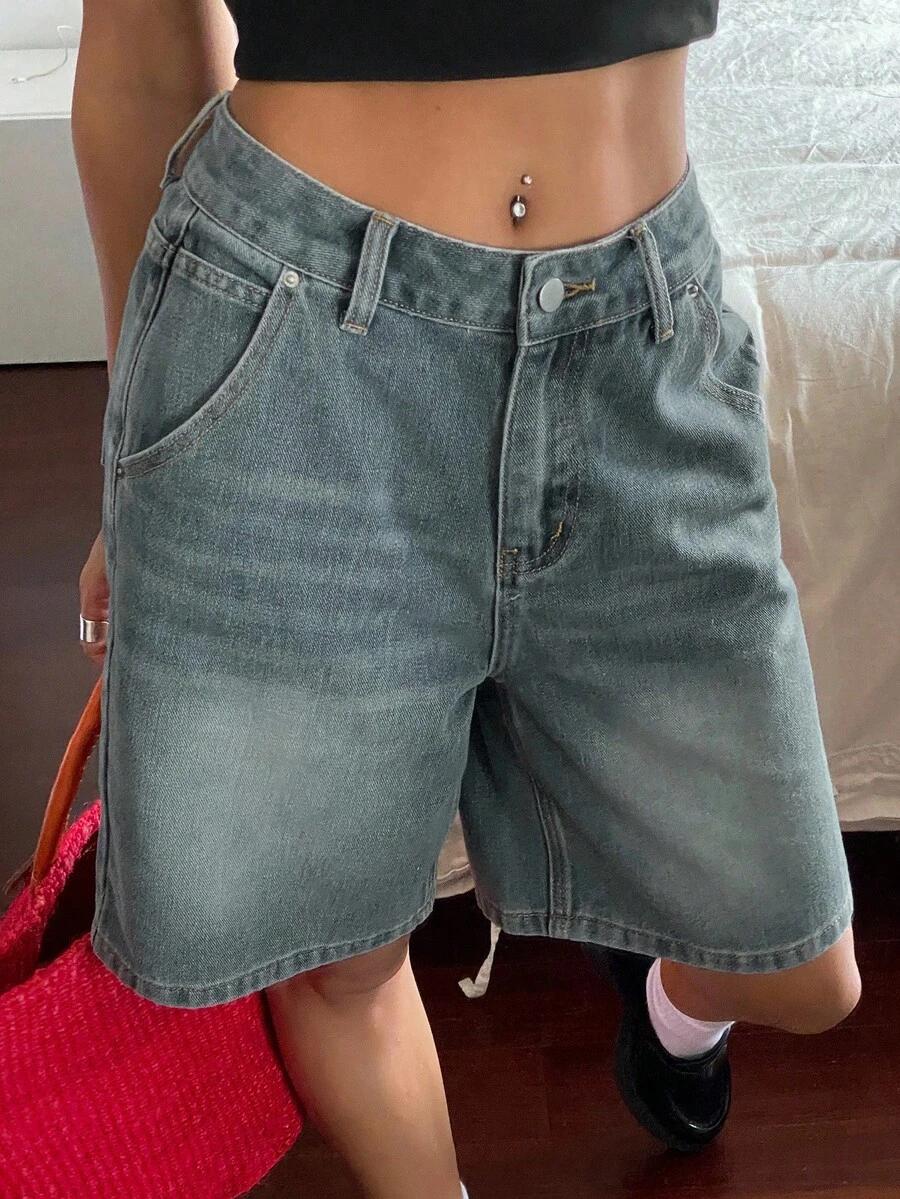 niebieskie spodenki jeans