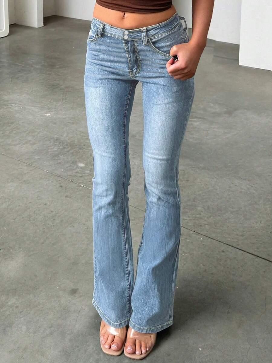 niebieskie spodnie flare jeans