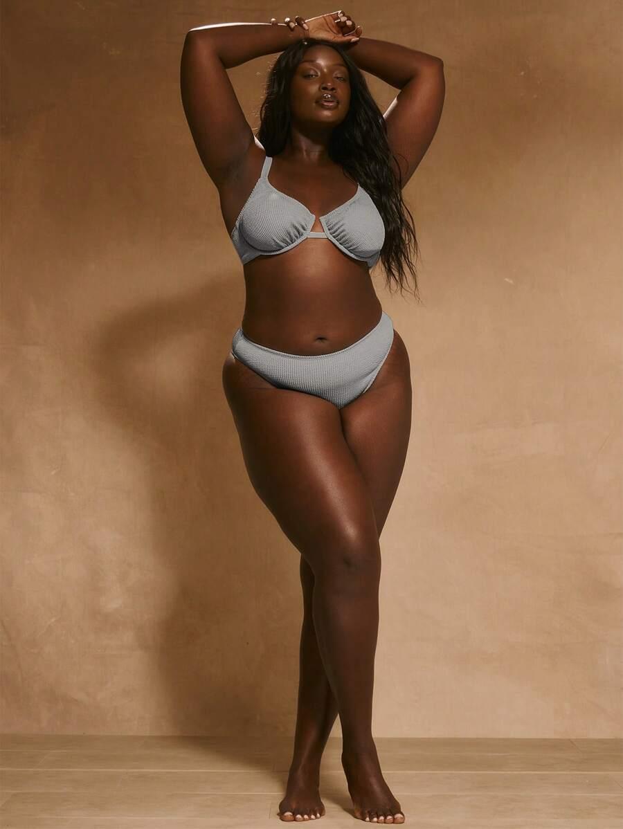 szara góra od bikini
