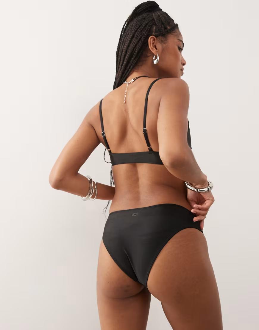 czarny dół od bikini