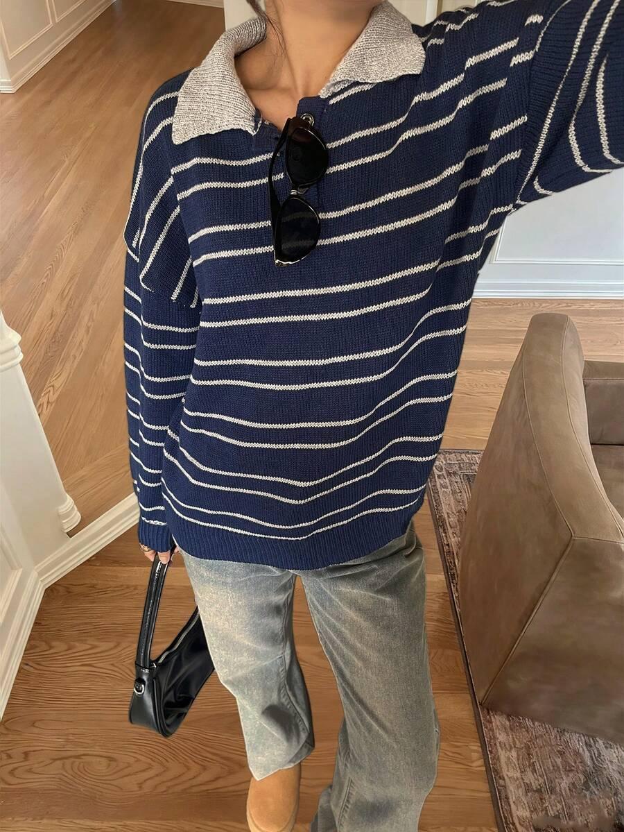 granatowy sweter wzór paski