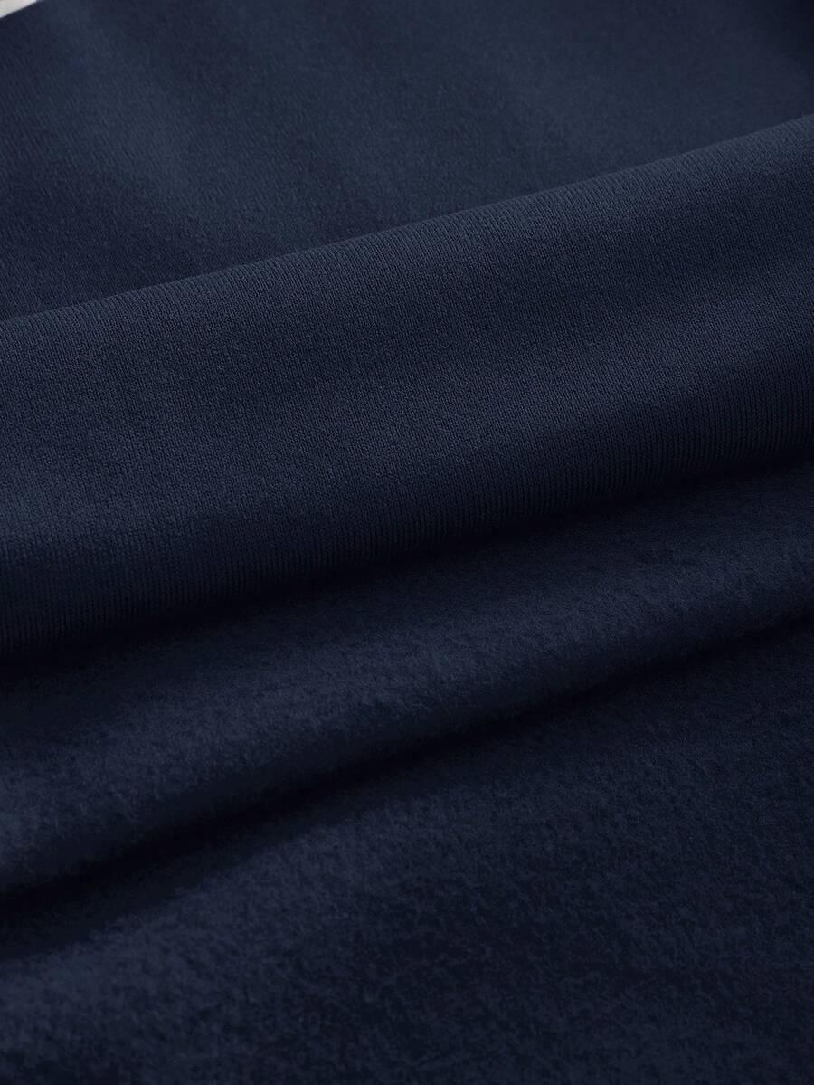 granatowa bluza z kapturem