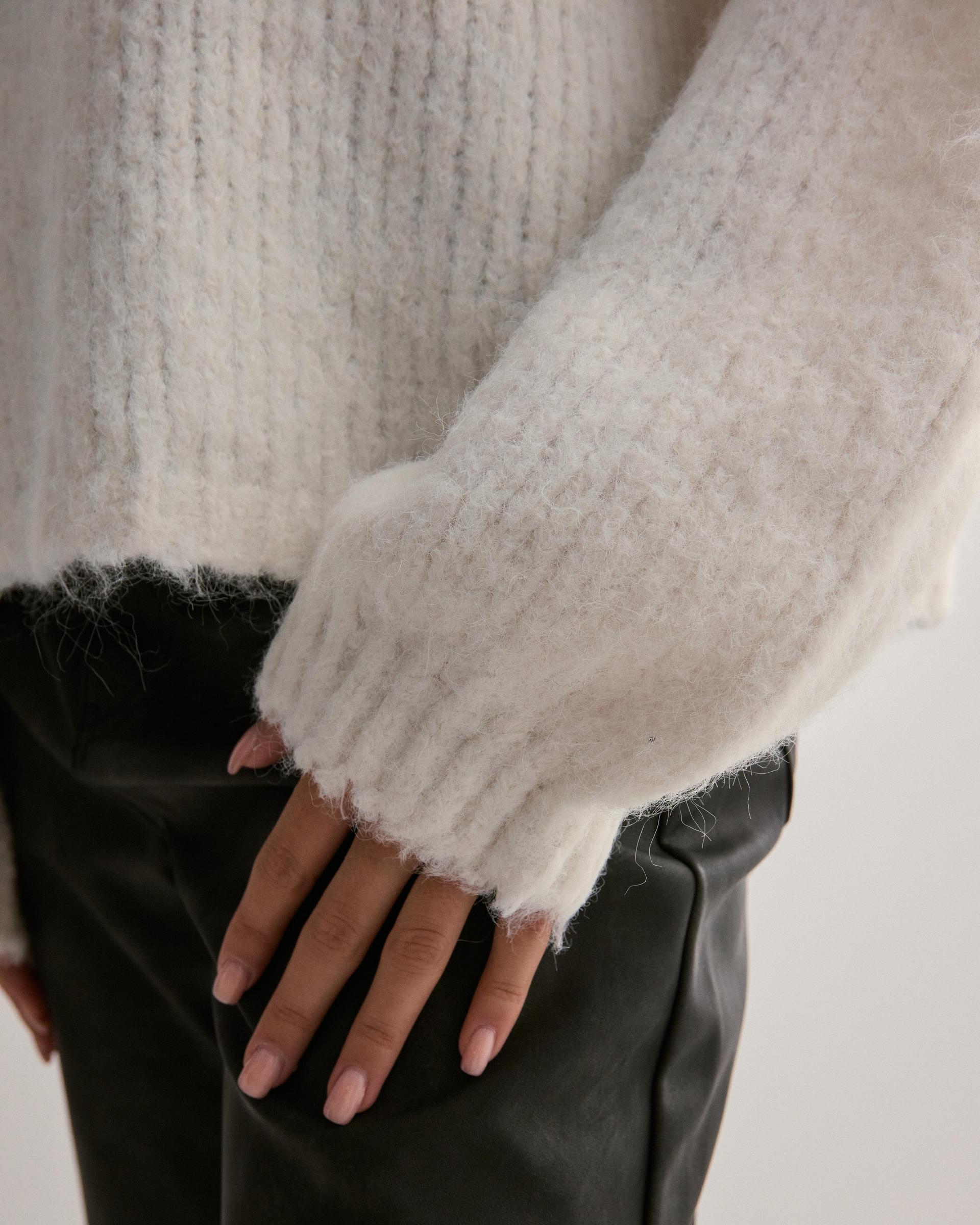 biały sweter oversize