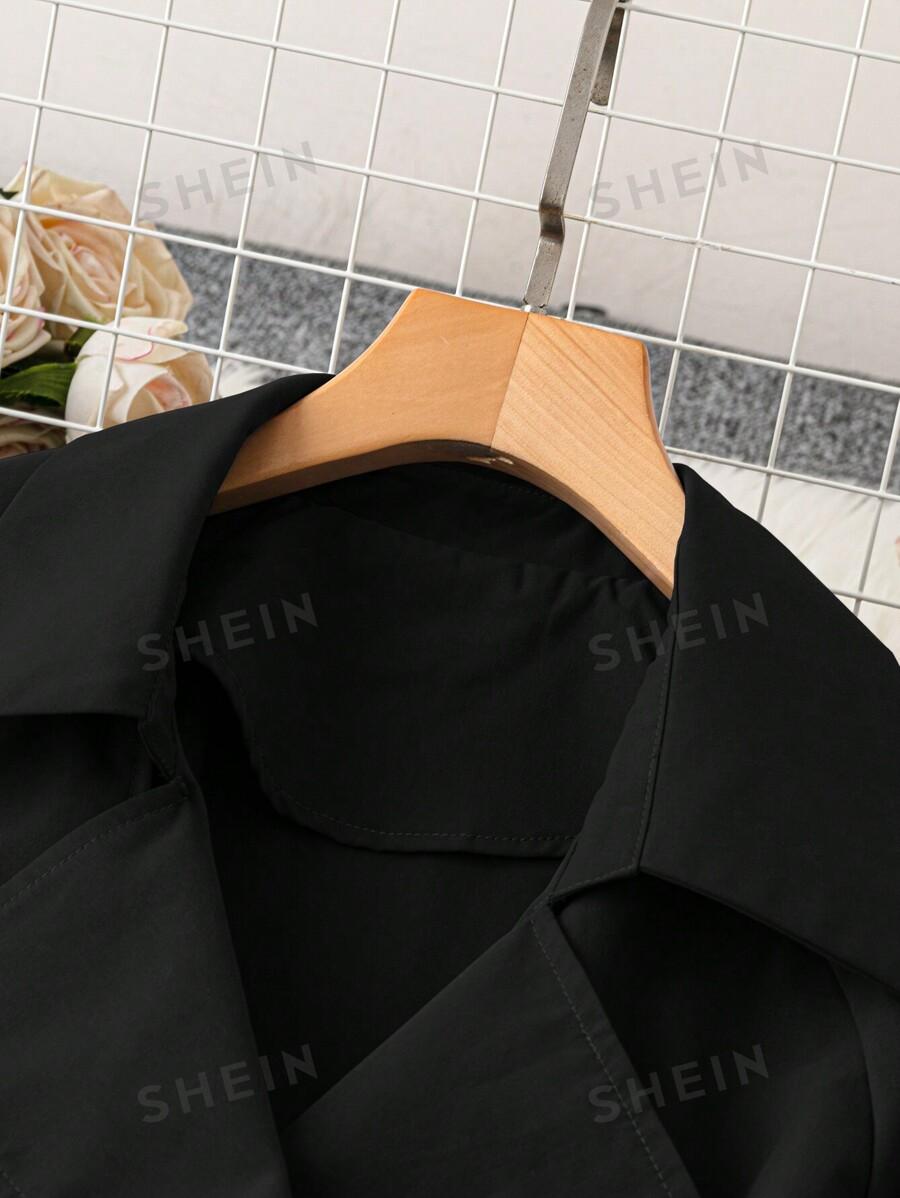 czarny trench guziki