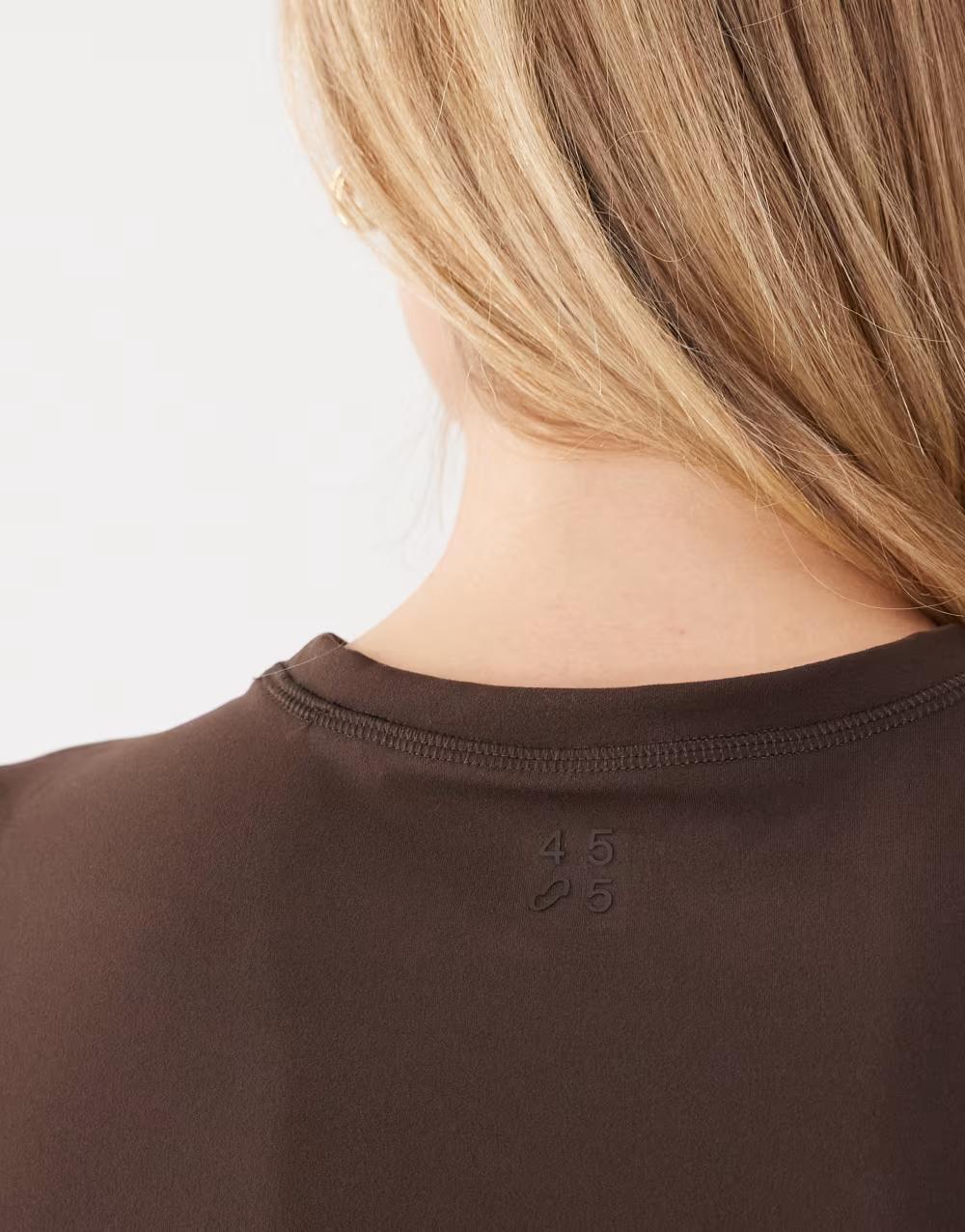 BRĄZOWY T-SHIRT OKRĄGŁY DEKOLT