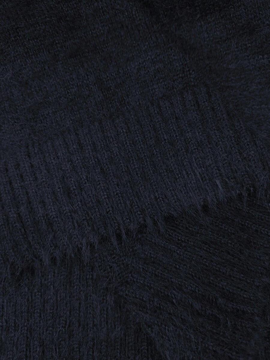 granatowy sweter zdobienie