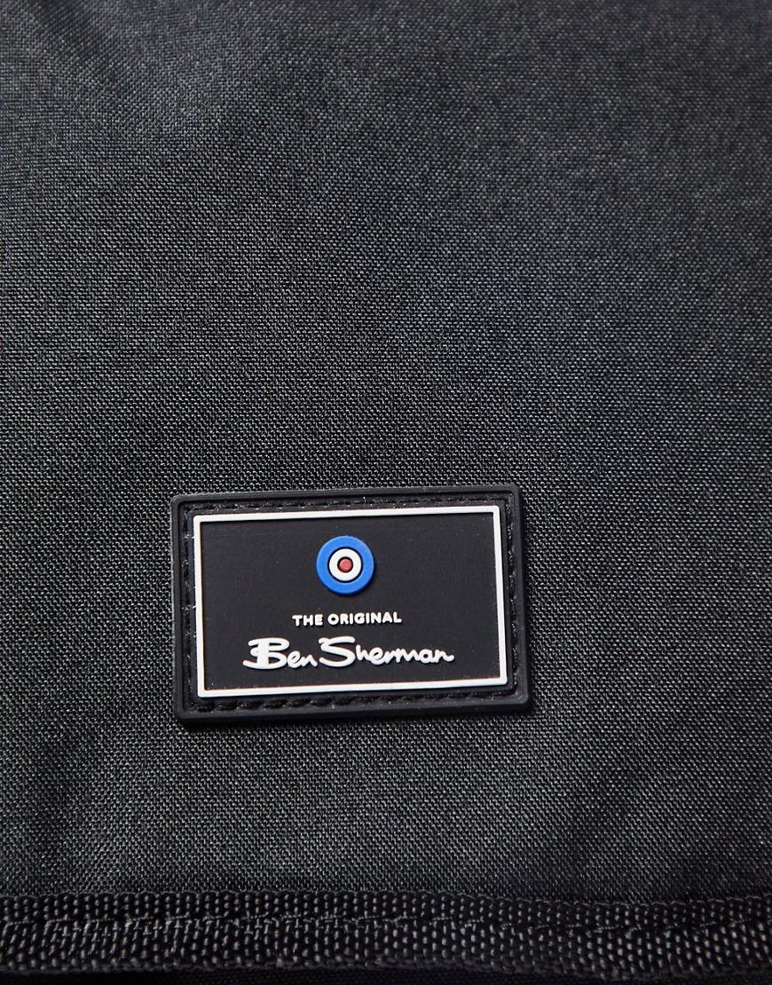 czarny plecak klamry logo
