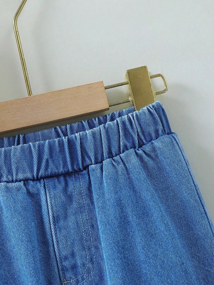 niebieskie spodnie jeans