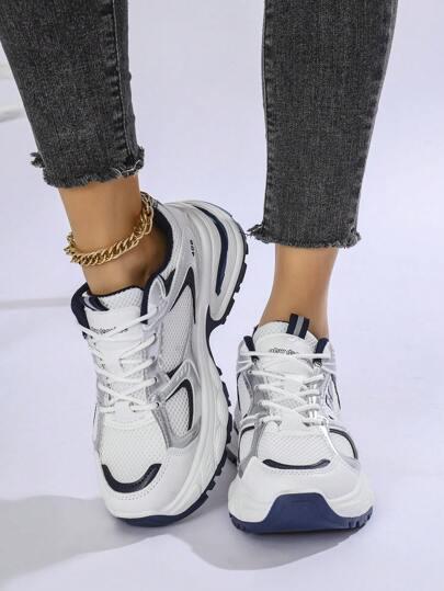 sznurowane buty sportowe