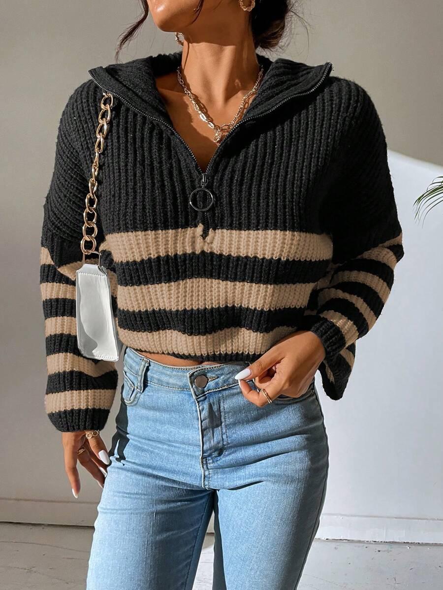 SWETER W PASKI Z ZAMKIEM