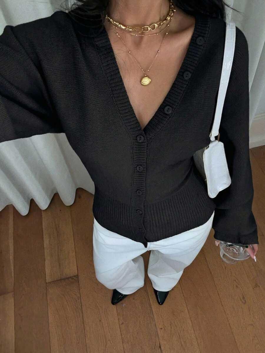 czarny sweter guziki
