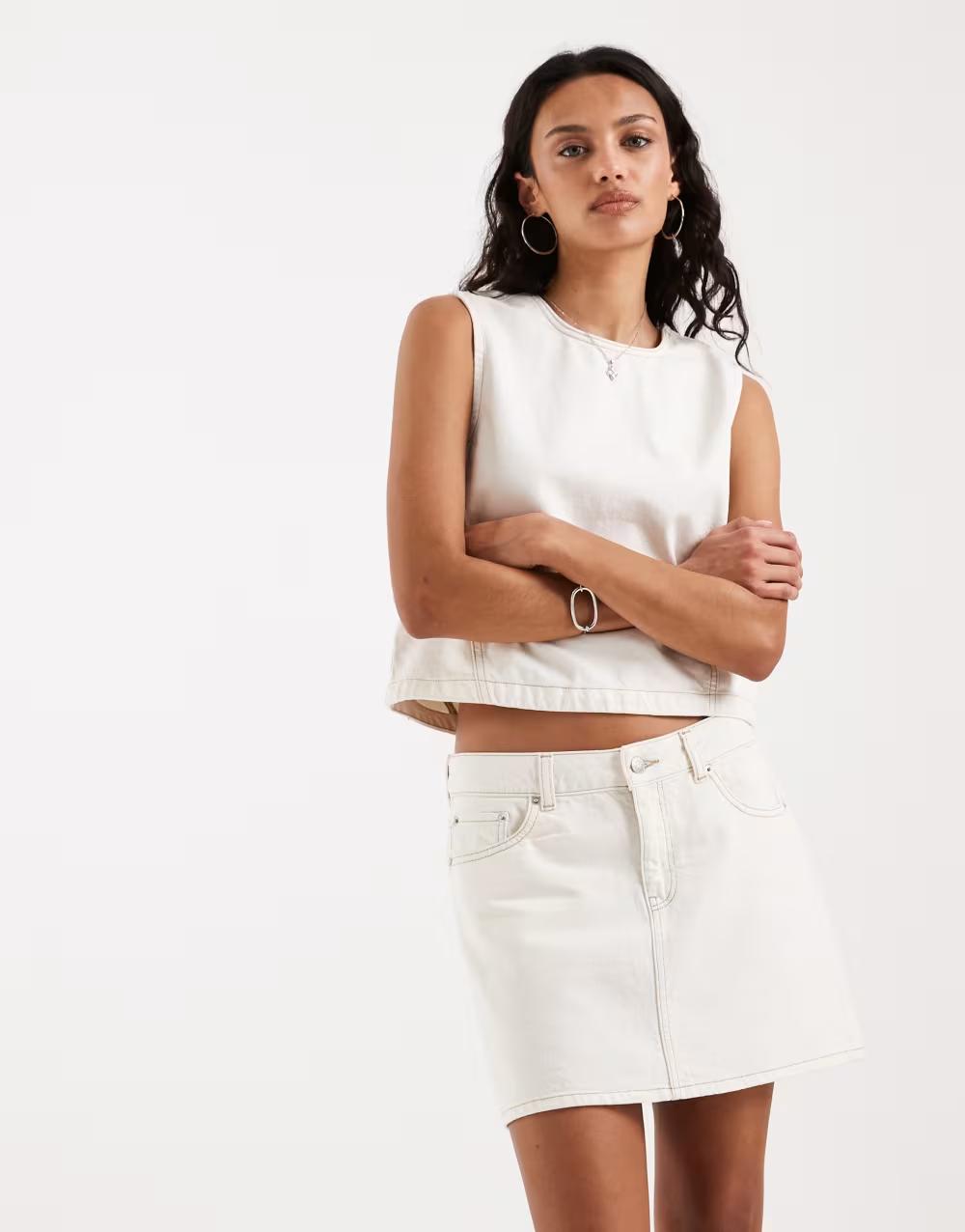 biała mini spódnica jeans