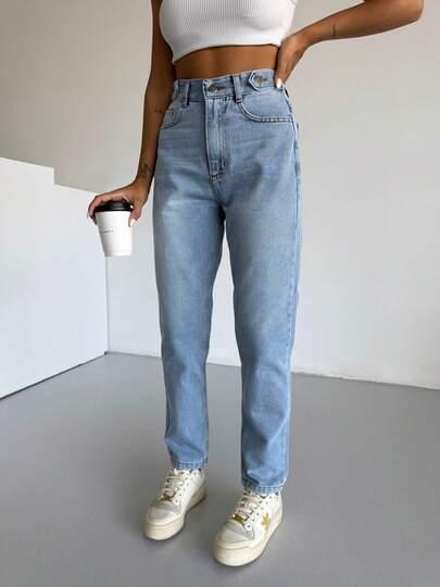niebieskie spodnie jeans