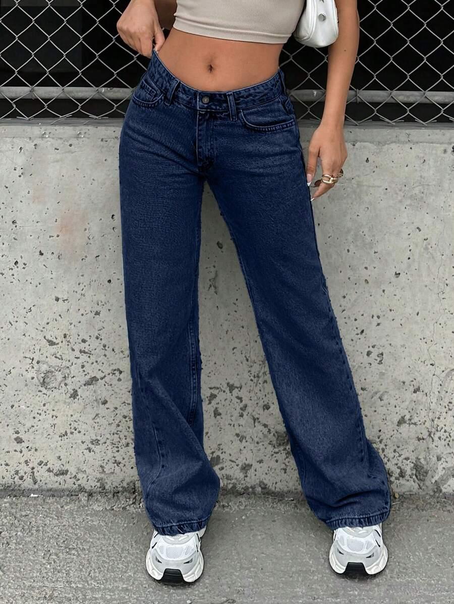 niebieskie spodnie jeans