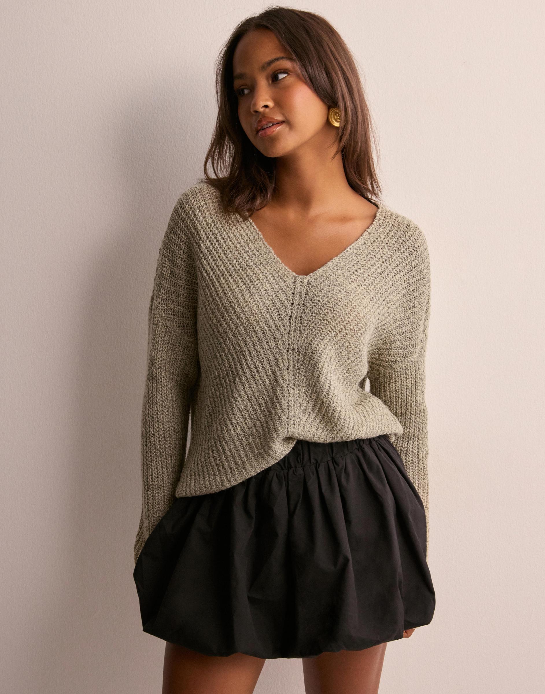 beżowy sweter z długim rękawem v-neck