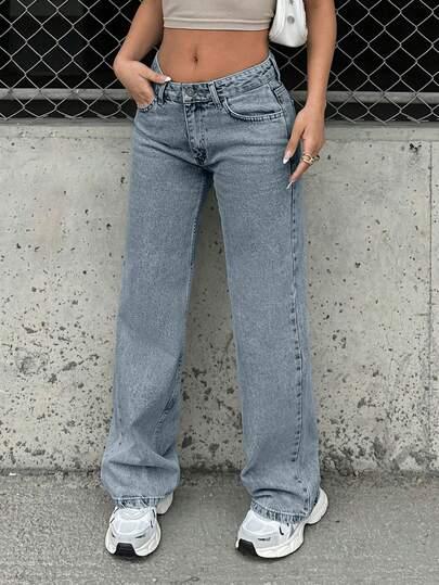 niebieskie spodnie jeans