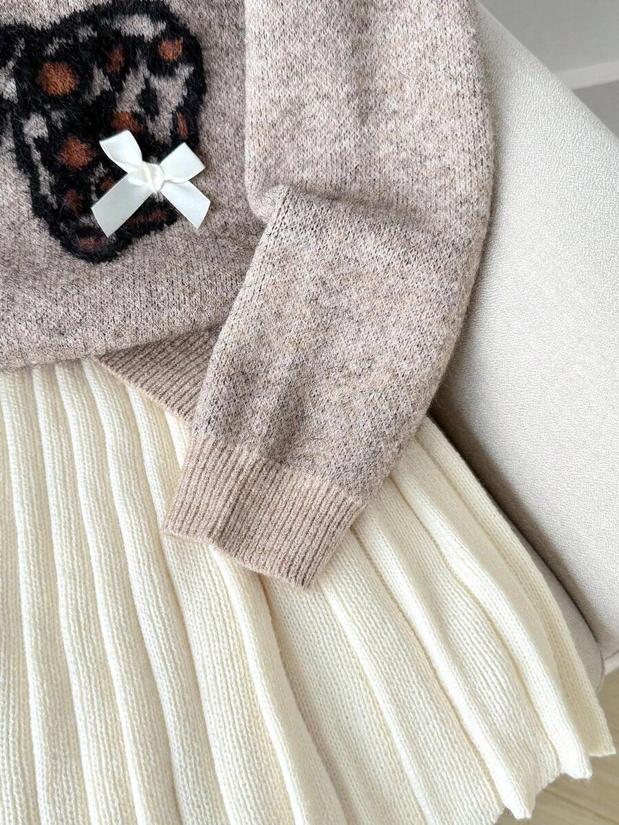 SWETER Z KOKARDKAMI