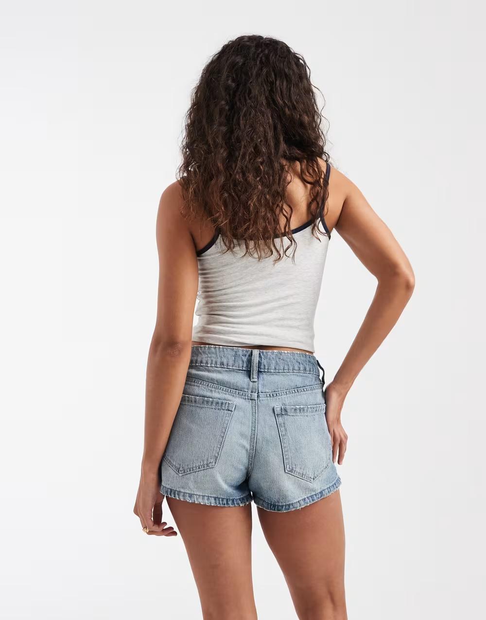 niebieskie spodenki jeans