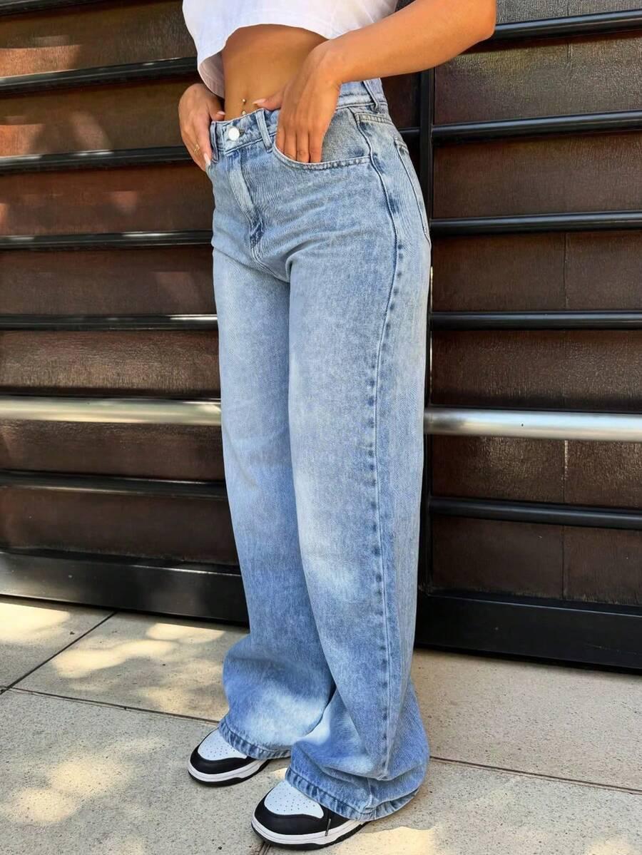 niebieskie spodnie jeans