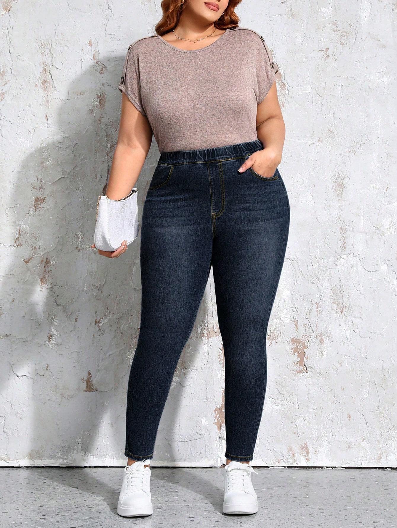 granatowe spodnie jeans
