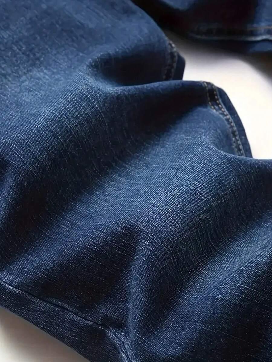 niebieskie spodnie jeans