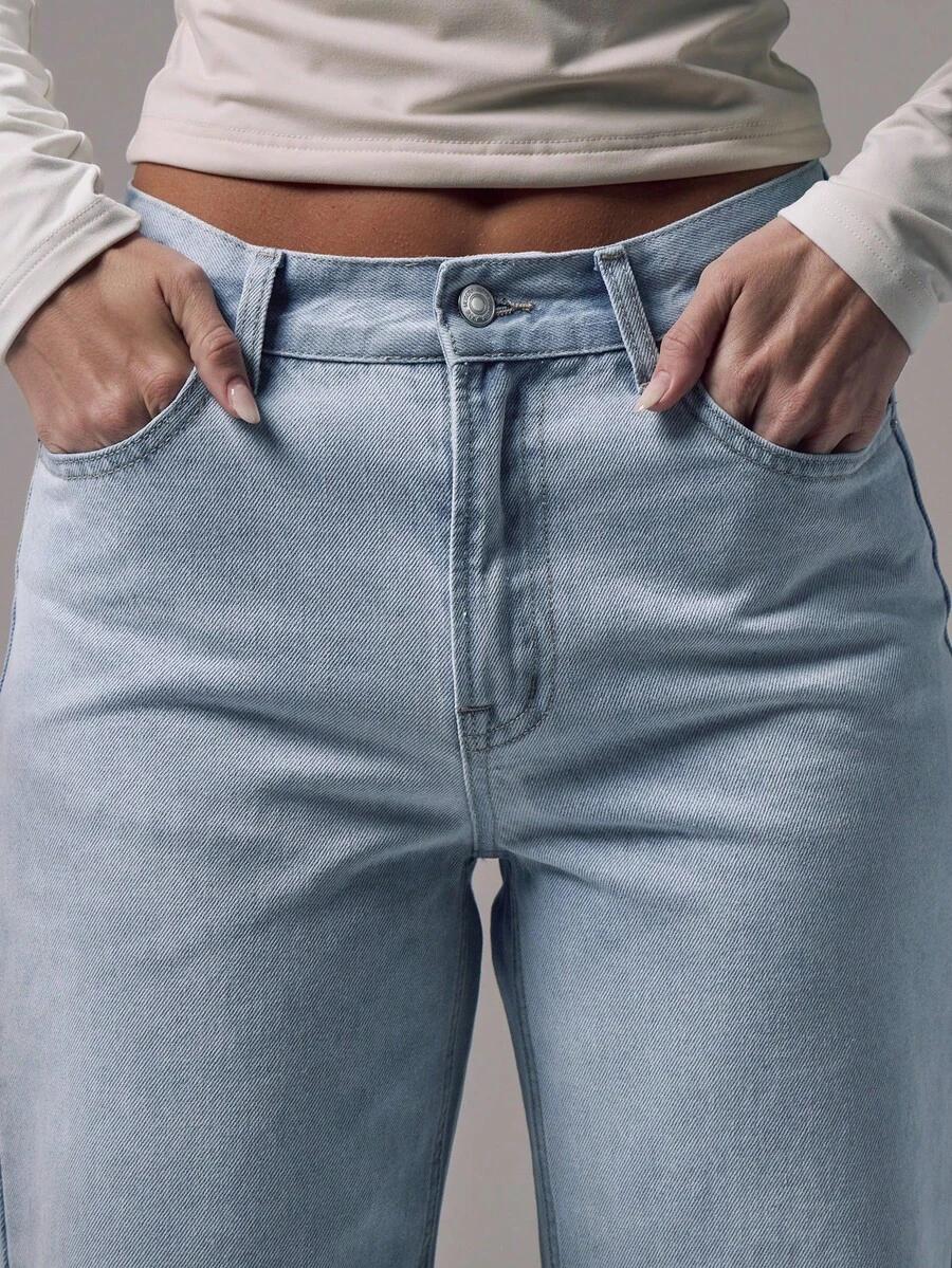 niebieskie spodnie jeans 