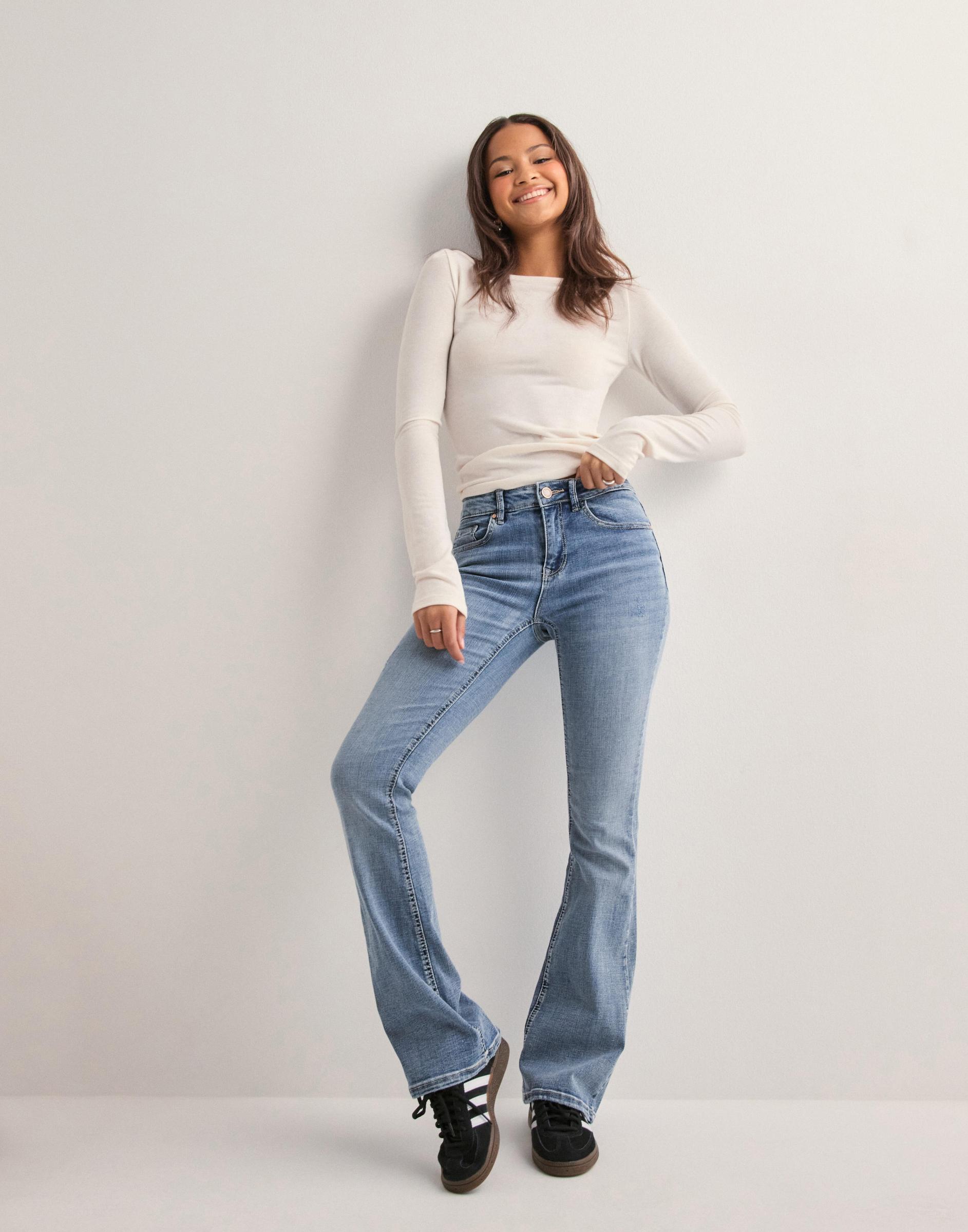niebieskie spodnie jeans dzwony