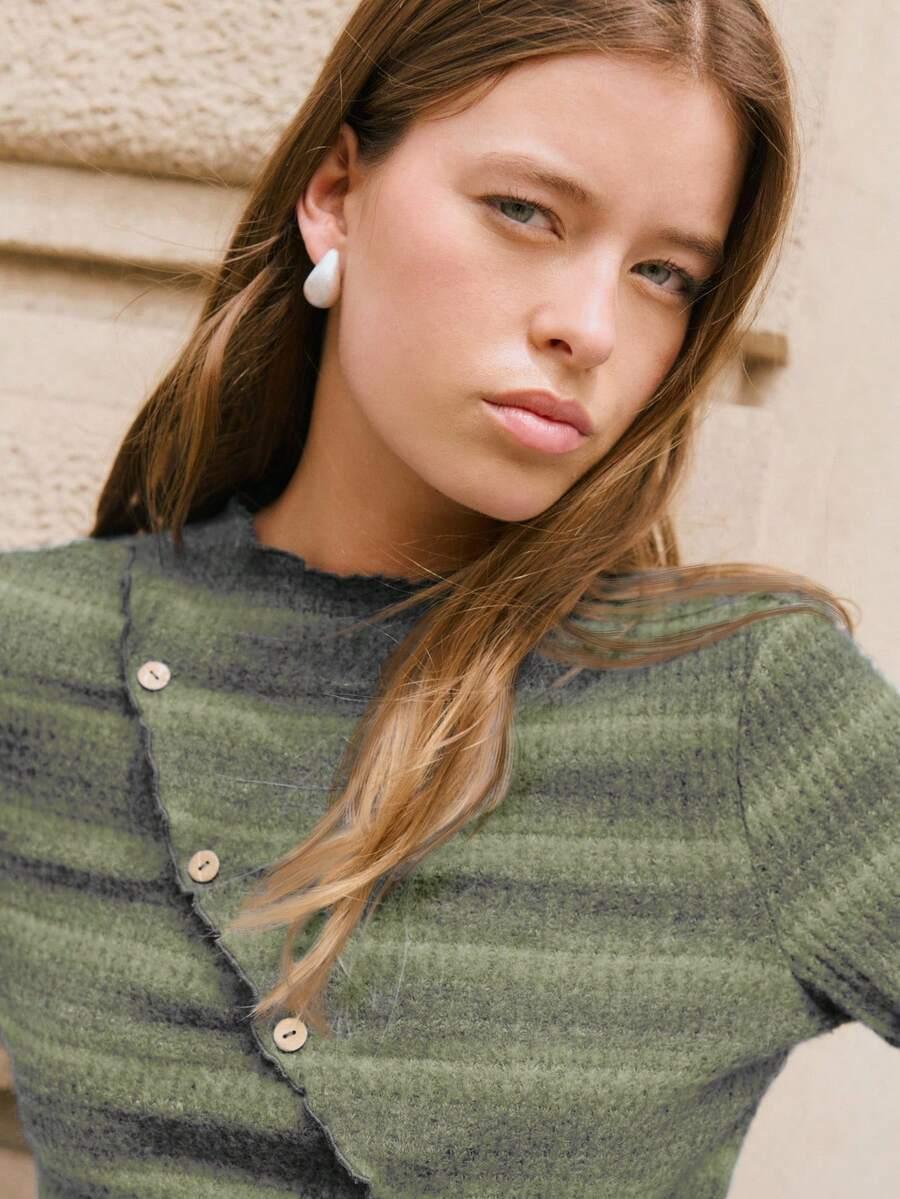 zielony sweter paski