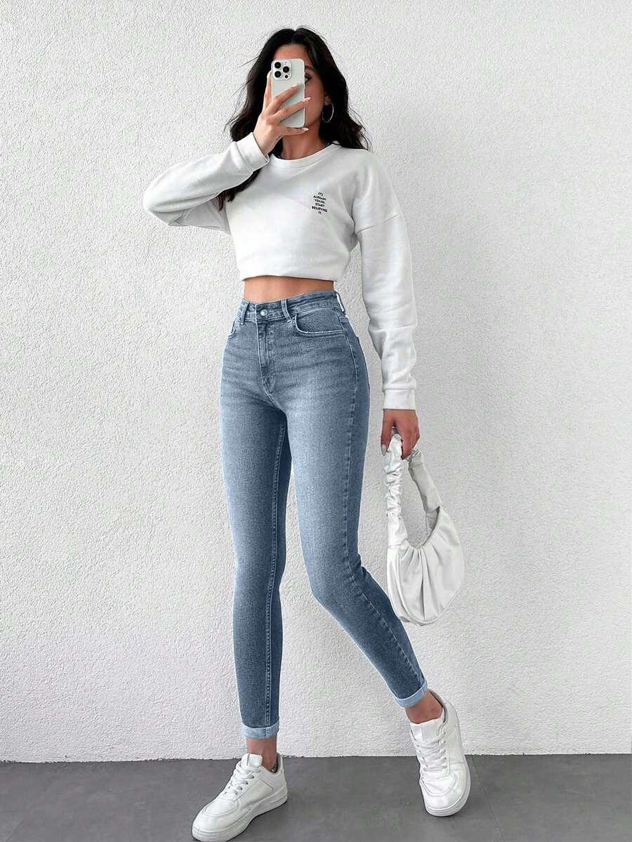 niebieskie spodnie jeans rurki