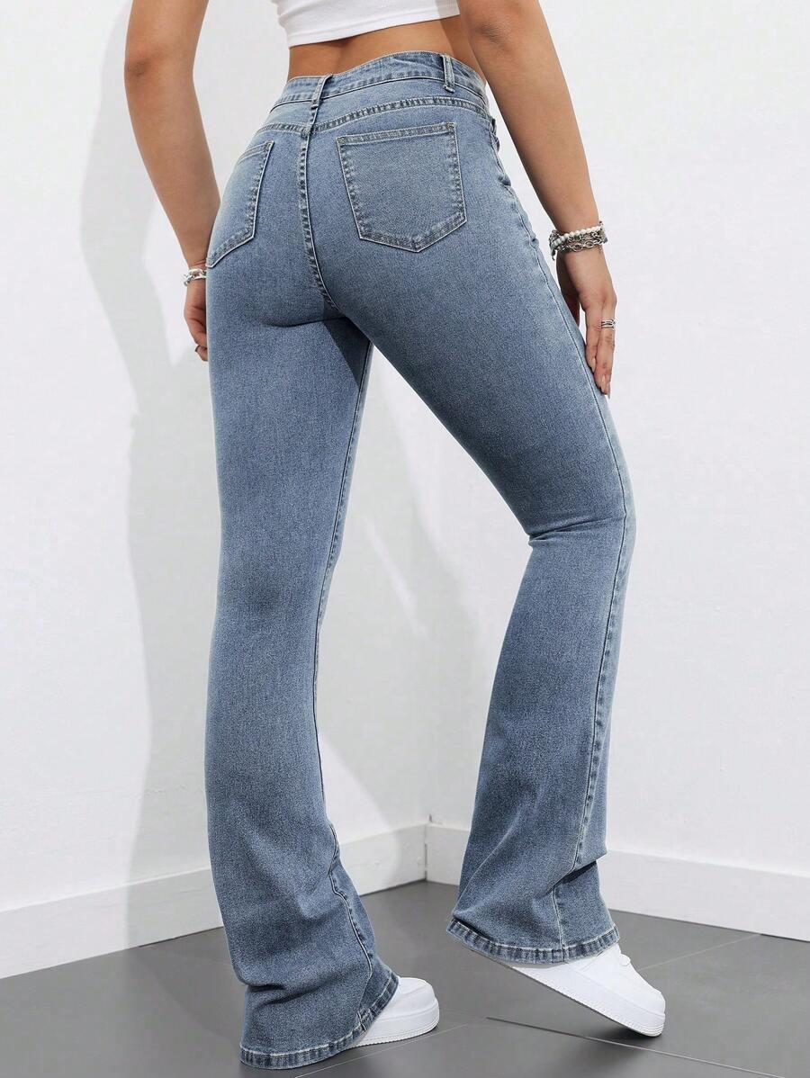 niebieskie spodnie jeans 