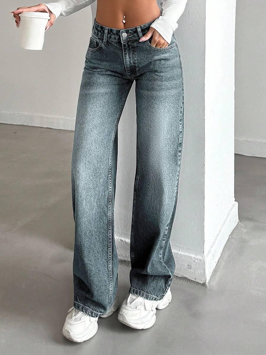niebieskie spodnie jeans