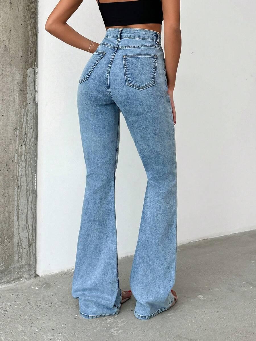 niebieskie spodnie jeans