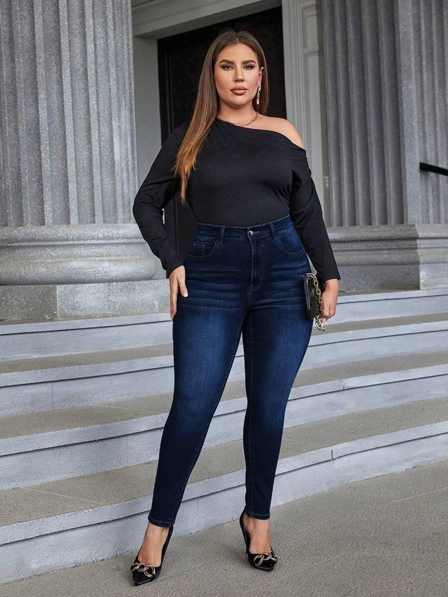 niebieskie spodnie jeans