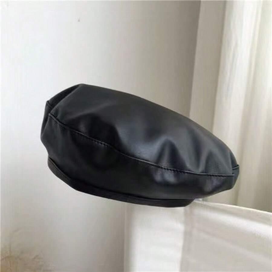 czarny beret imitacja skóry