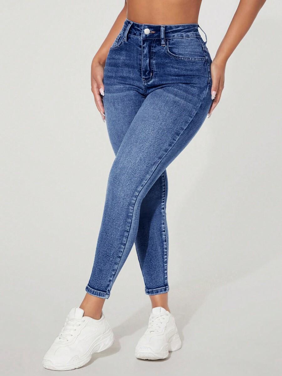 niebieskie spodnie jeans rurki