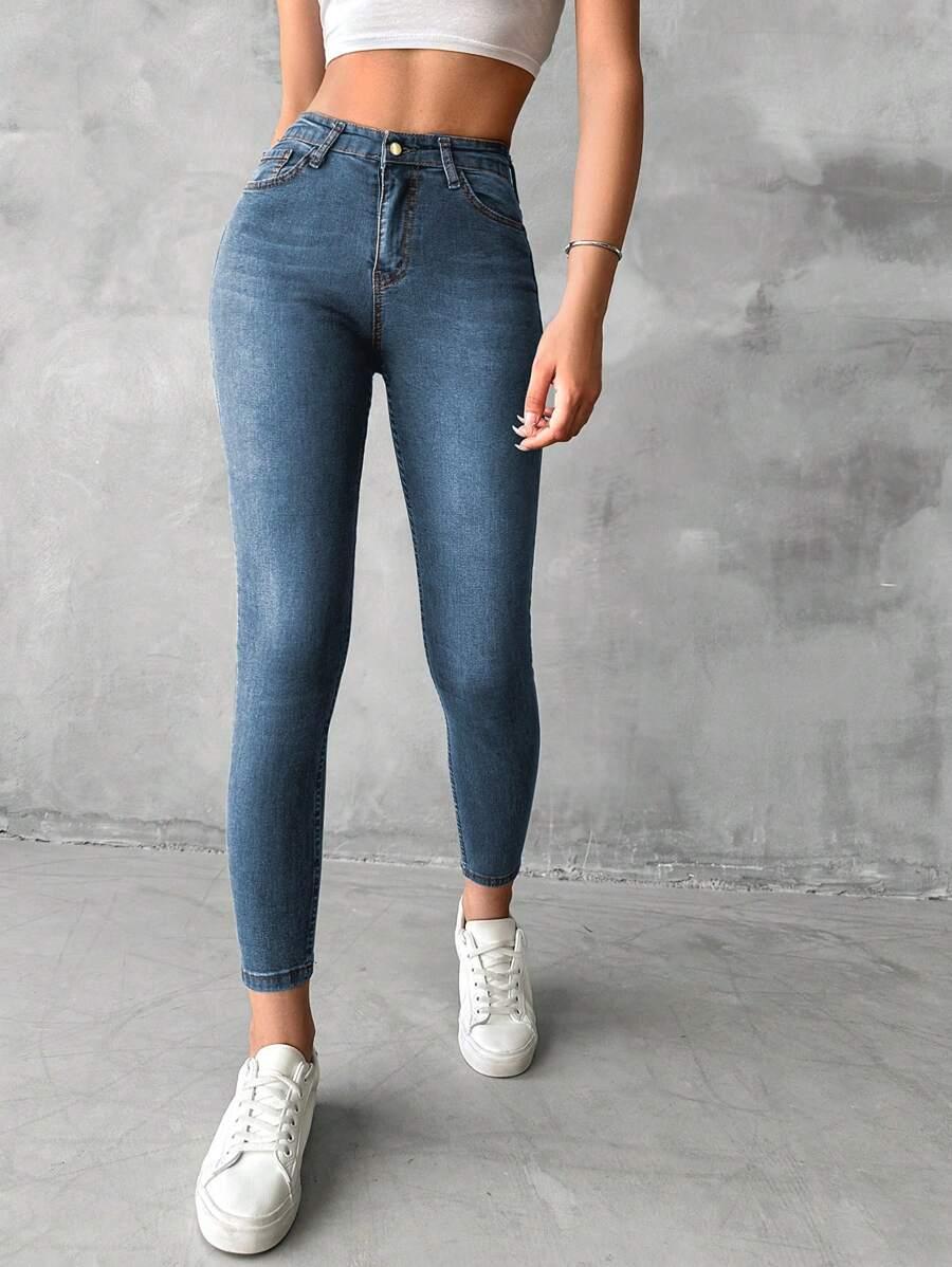 niebieskie spodnie jeans