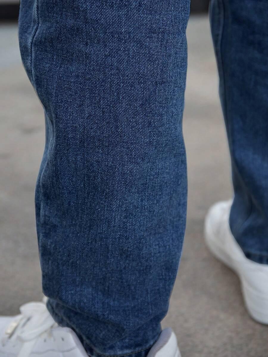 niebieskie spodnie jeans 