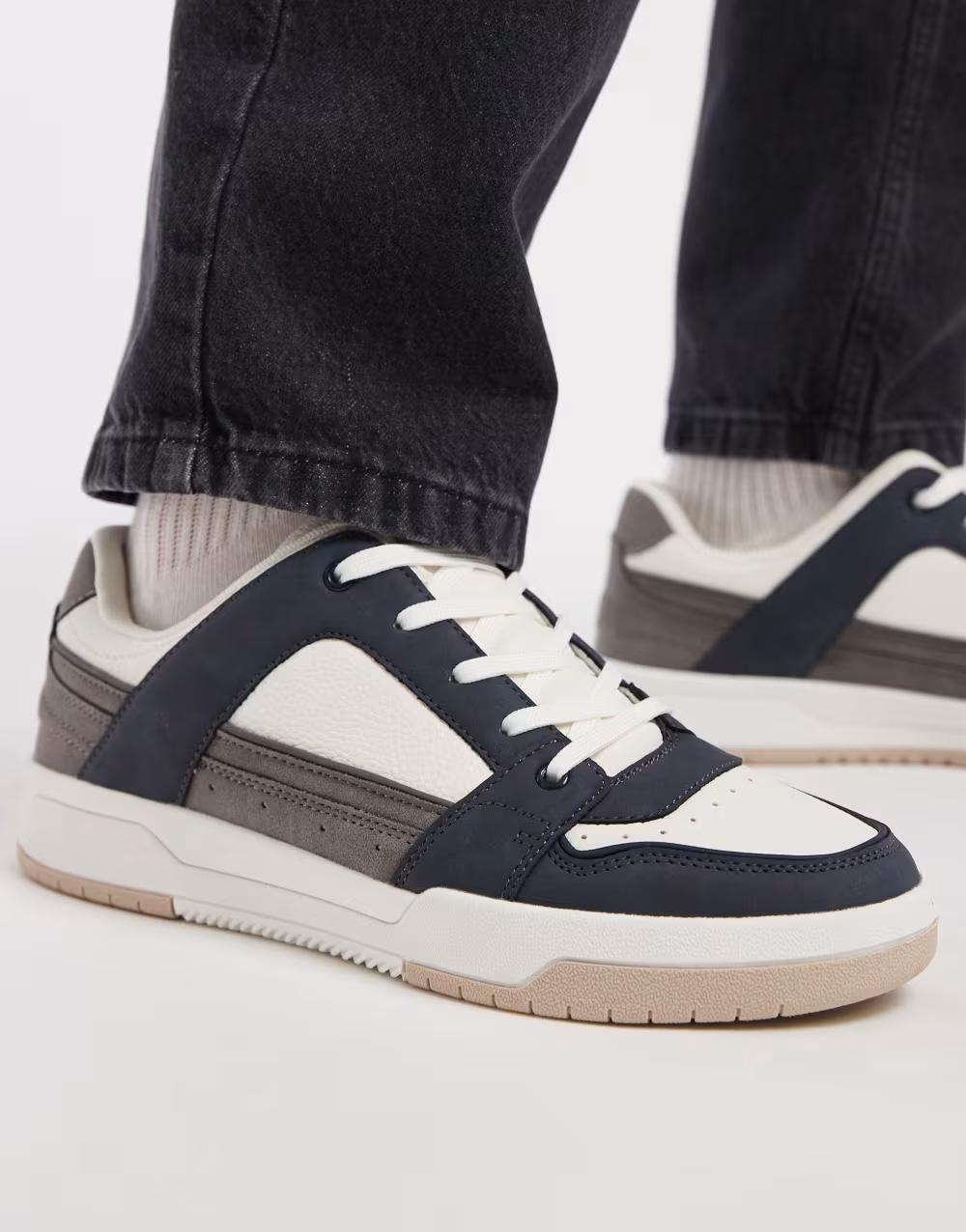 sznurowane buty sportowe