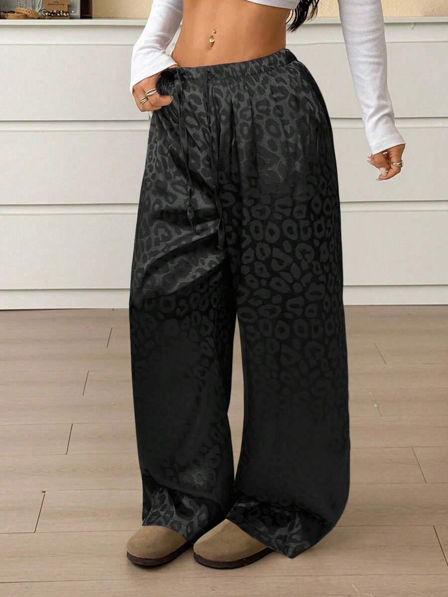 czarne spodnie animal print